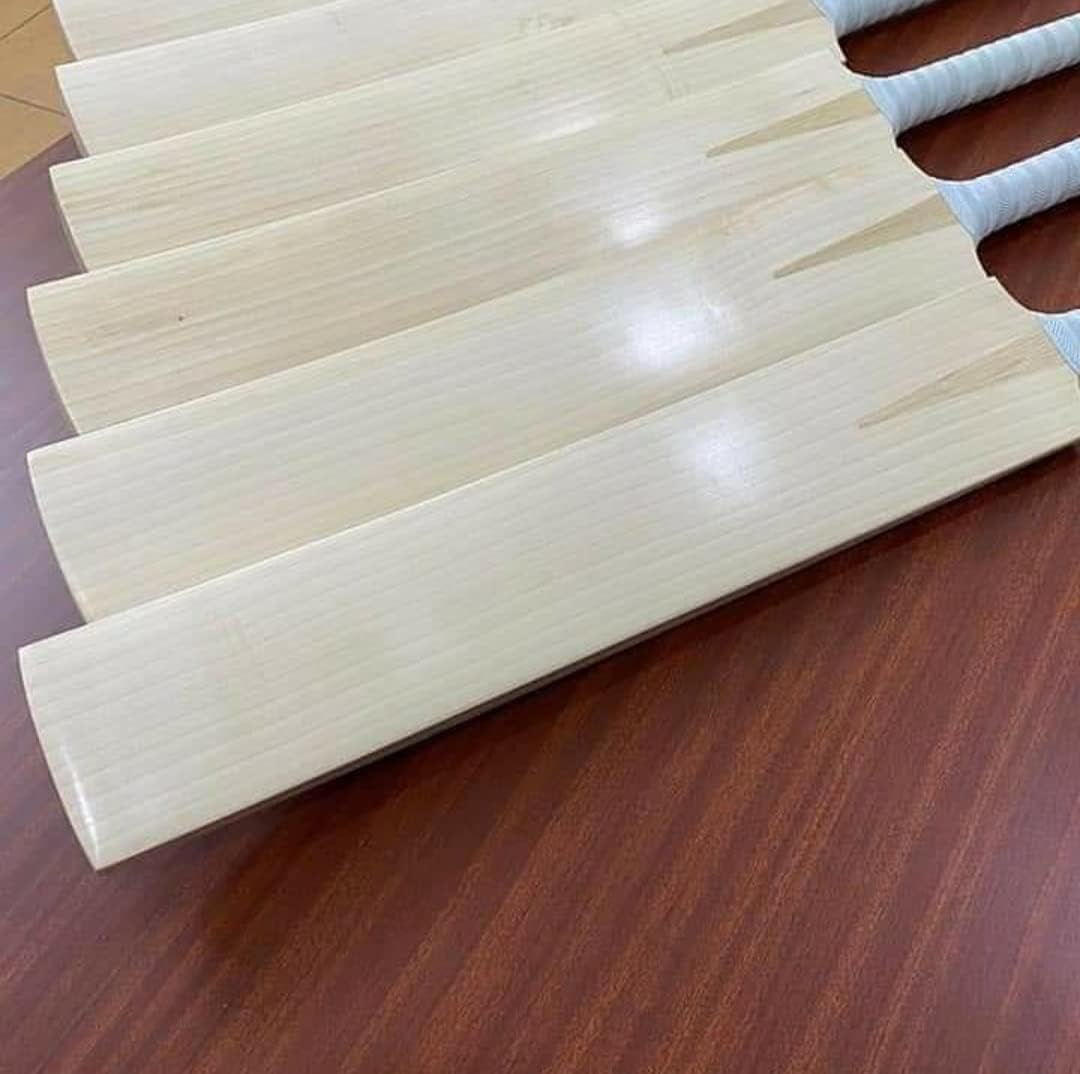 Generic Cricket Bat, White Kashmiri Willow, Full Size, 34 x 4.5 Inches, English Willow Grade 2, Short Round Handle, Rubber Grip, All Skill Levels
