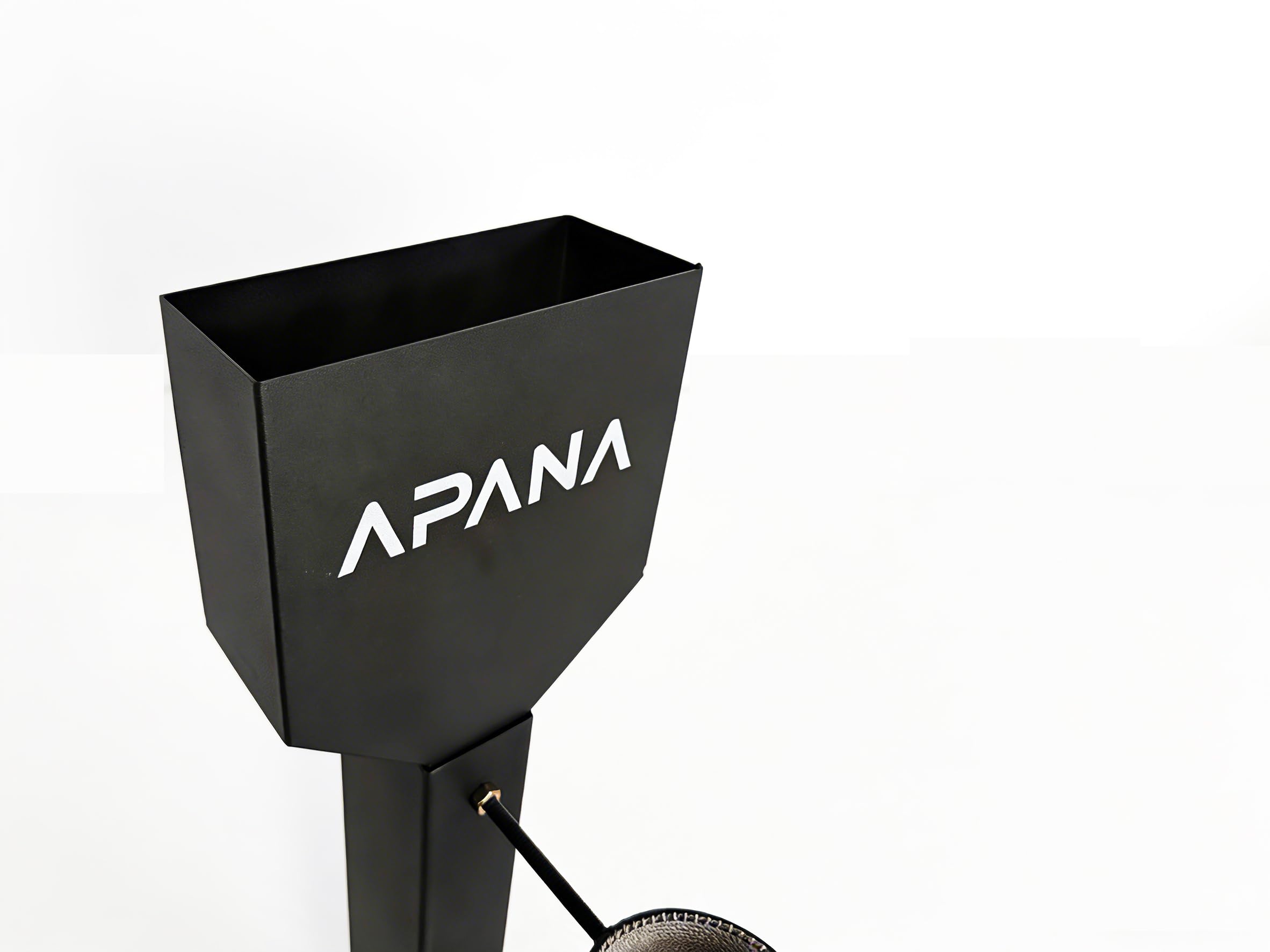 APANA Pelletfackel Flame für Holzpellets Outdoor Feuerfackel Gartenfackel mit hitzebeständiger Glasröhre bis 450°C, Stahl schwarz pulverbeschichtet, Schaufel-Abdeckung für sauberes Befüllen