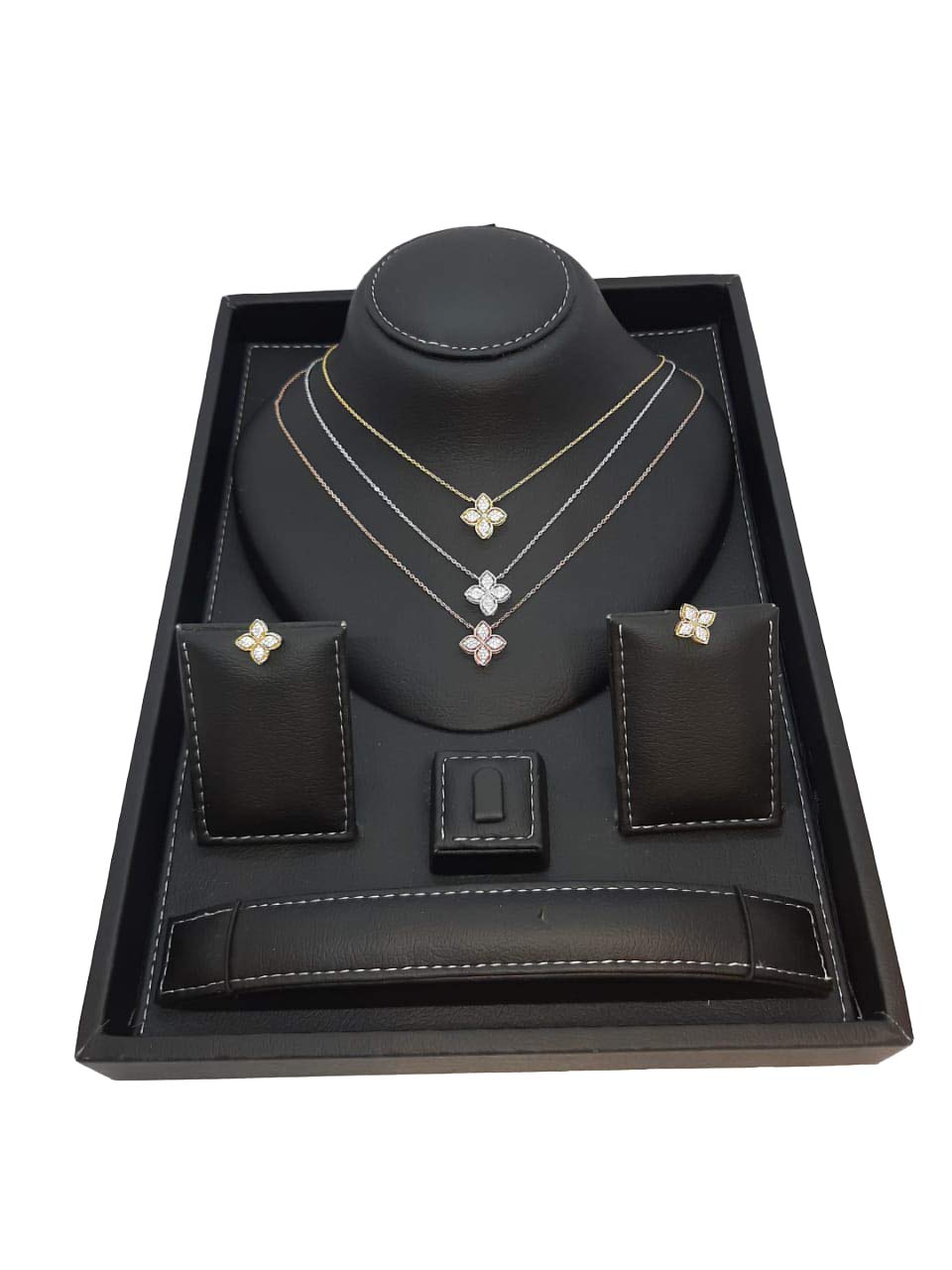 EvaJEWELRY A distinctive women's jewelry set, model of gold and diamonds studded with zircons, adds a sense of elegance through its simple and elegant design