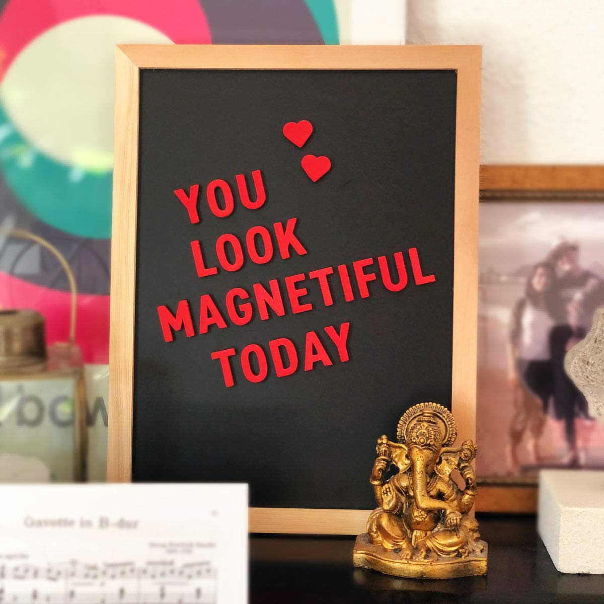 Magnetische Kreidetafel (30x40cm) mit 200 modernen Magnetbuchstaben, Zahlen & Sonderzeichen, ideal für Sprüche Menüs Einkaufsliste Letter-Board Nachrichten Buchstabentafel (Raketen-Rot)
