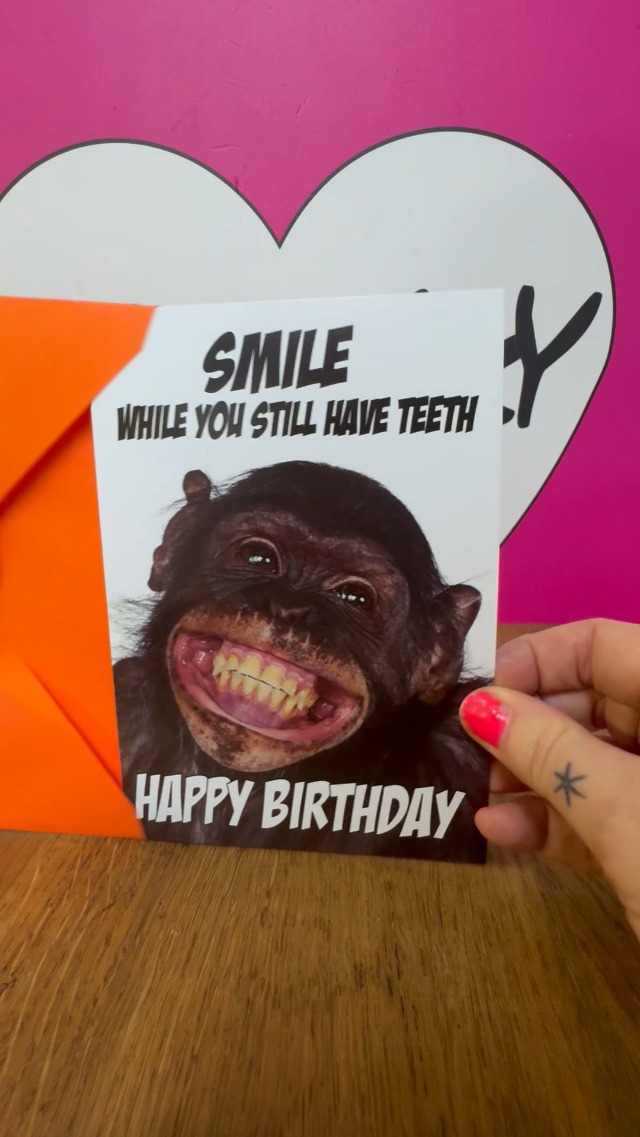 Biglietto Di Compleanno Divertente Tongue In Peach: 'Don't Worry You Still Look Young' Formato A5 Con Busta. Per Lei, Amica, Moglie, Collega.
