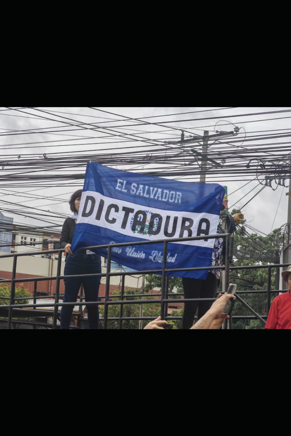 Democracia y periodismo contra la dictadura X: Opinión Diario Co Latino 2024-2025 (Democracia y periodismo contra la desconfianza política)