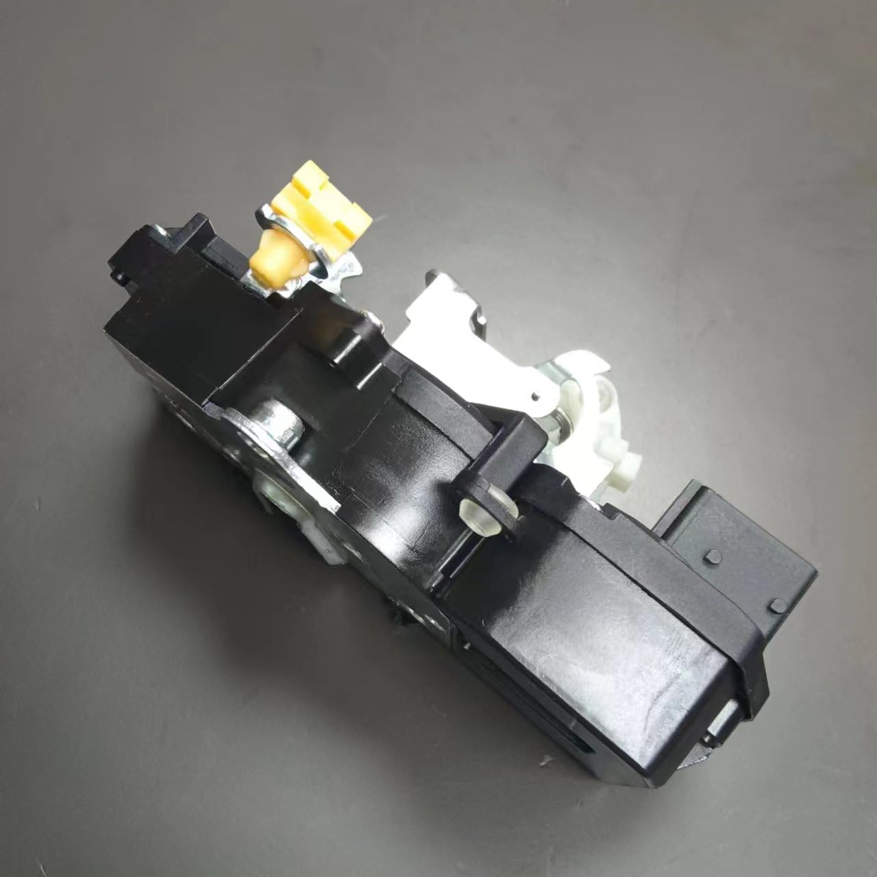 Serrure de porte de voiture défectueuse ? Changez l'entraînement avant gauche 25841481 931-312