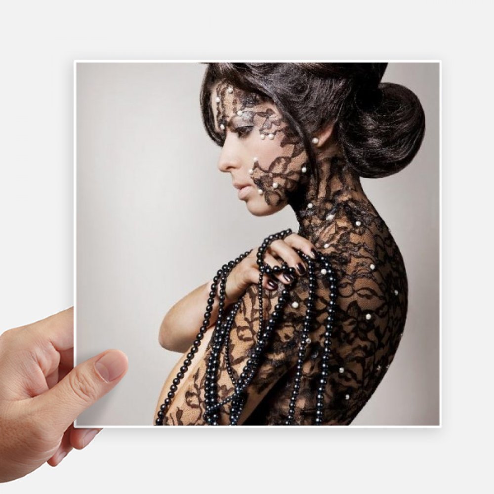 Autocollant carré religion nue brunette pour relooker un ordinateur portable ou un mur uni