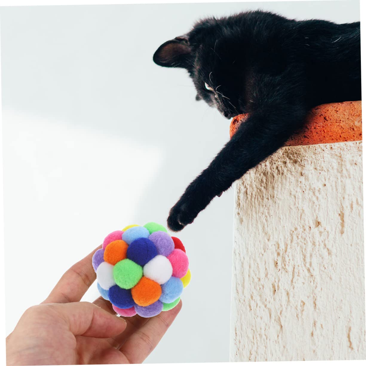 FOMIYES Lot de 4 Boules de Chat en Peluche avec Clochettes Colorées Jouets pour Chats D'intérieur Prévient Griffures Actif