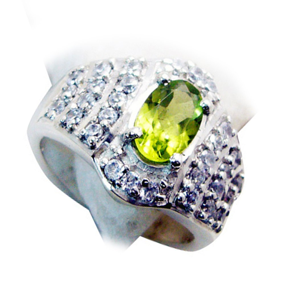 Bague en argent et péridot ovale qui ne ternit pas au doigt