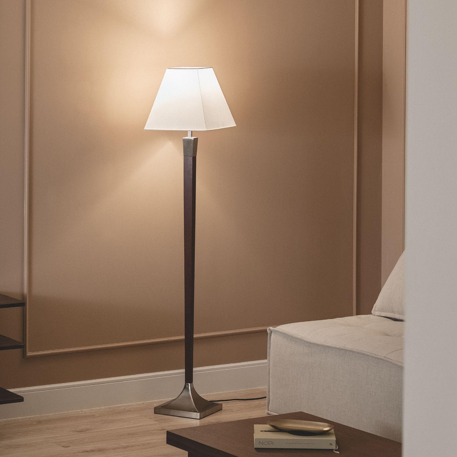 LEDKIA Lámpara de Pie Madera y Metal Lizza Piramis Blanco | CasquilloE27