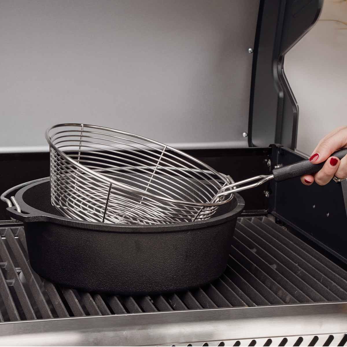 SANTOS Dutch Oven mit Deckel - inkl. Frittierkorb Ø 27,5 x9,5cm - 8,5 L/9 Qt Feuertopf - Gusseisen - ideal für Lagerfeuer, Feuerstelle, Kohle- oder Gas-Grill