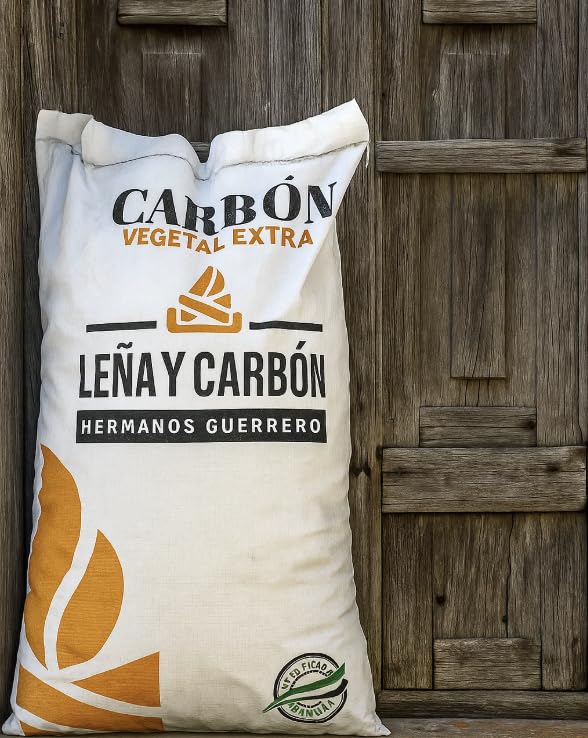 Carbón Vegetal Barbacoa. Saco 14,5 Kgs. Se elabora, con Maderas Que provienen de la tala sostenible de la península ibérica, como Son la Encina y el Olivo. Barbacoa carbón.