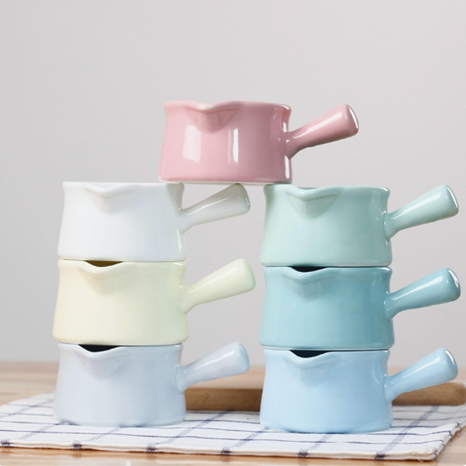 Ensemble de pots en céramique avec poignée comprenant un pichet à lait, une saucière, un verre à eau, un pichet à crème, un pot à café, un pot à sucre et un pot à sauce. Idéal pour la confiture,