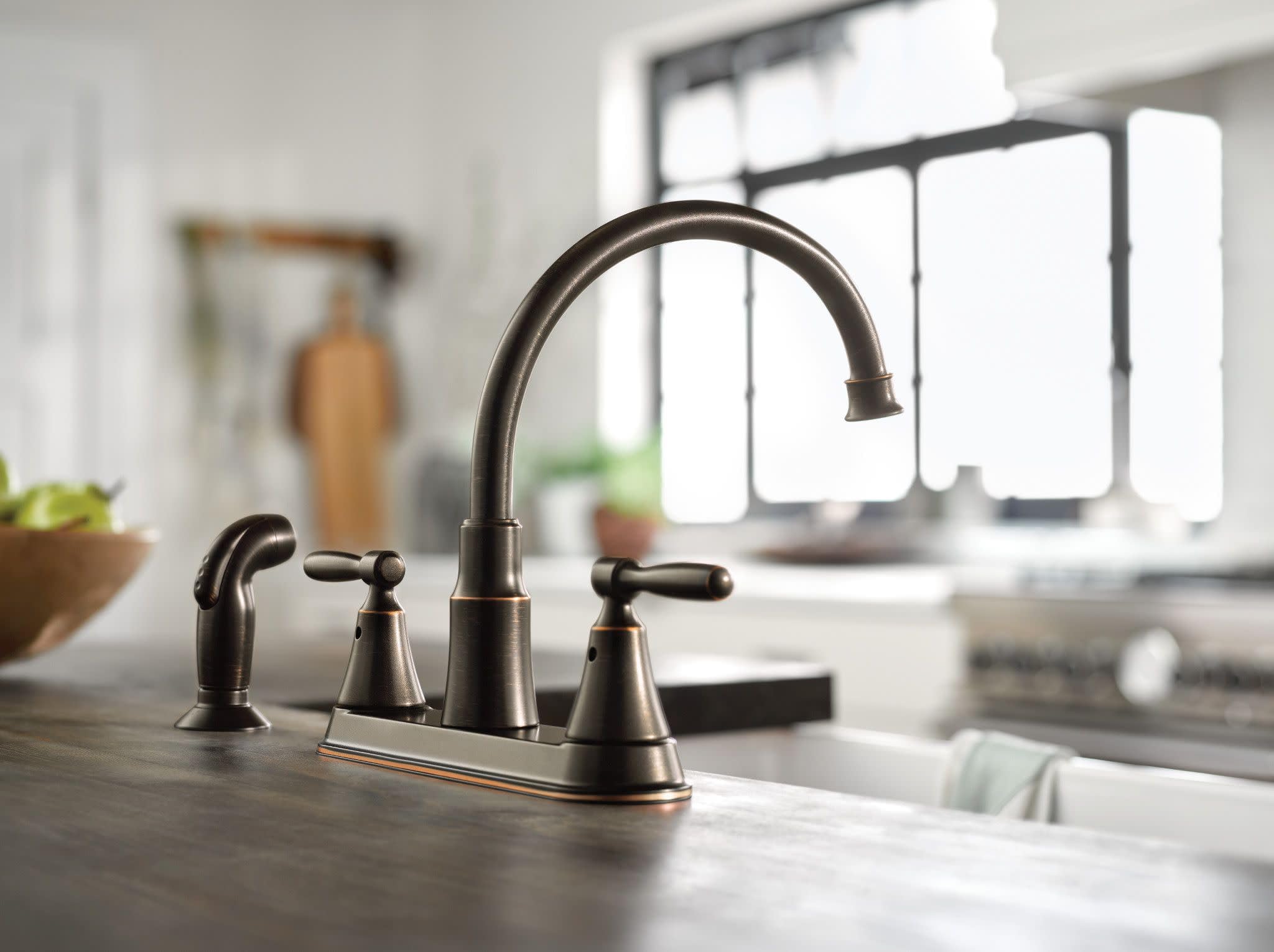 Moen Tiffin Zweigriff Waschtischarmatur – Hoher Lichtbogen, Mediterrane Bronze, Wassersparend & ADA-konform