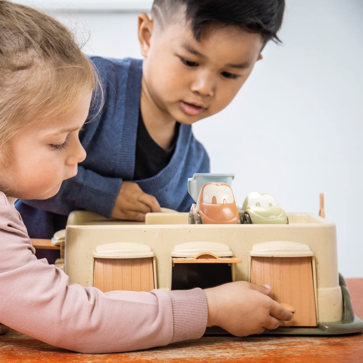 Dantoy BIO Garage with 3 Cars, Multicolour, 34.79 x 27.8 x 16.9 cm