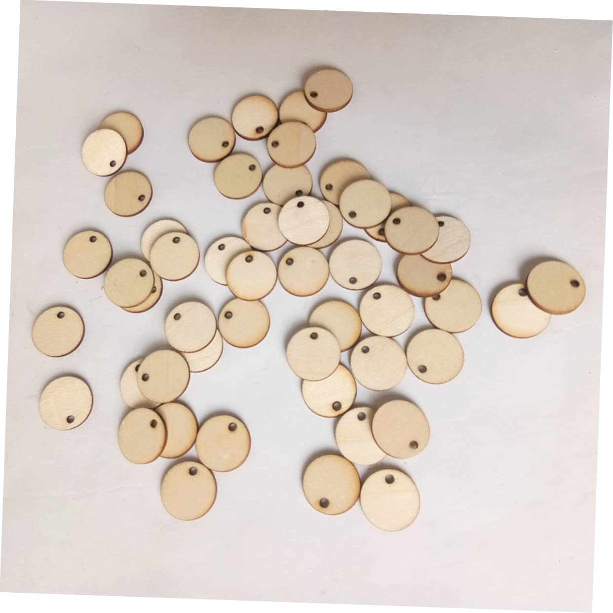 Rodajas Redondas de Madera con Agujero de 2cm 50 Piezas con Superficie en Blanco para Pintar para Manualidades y Decoración de Navidad