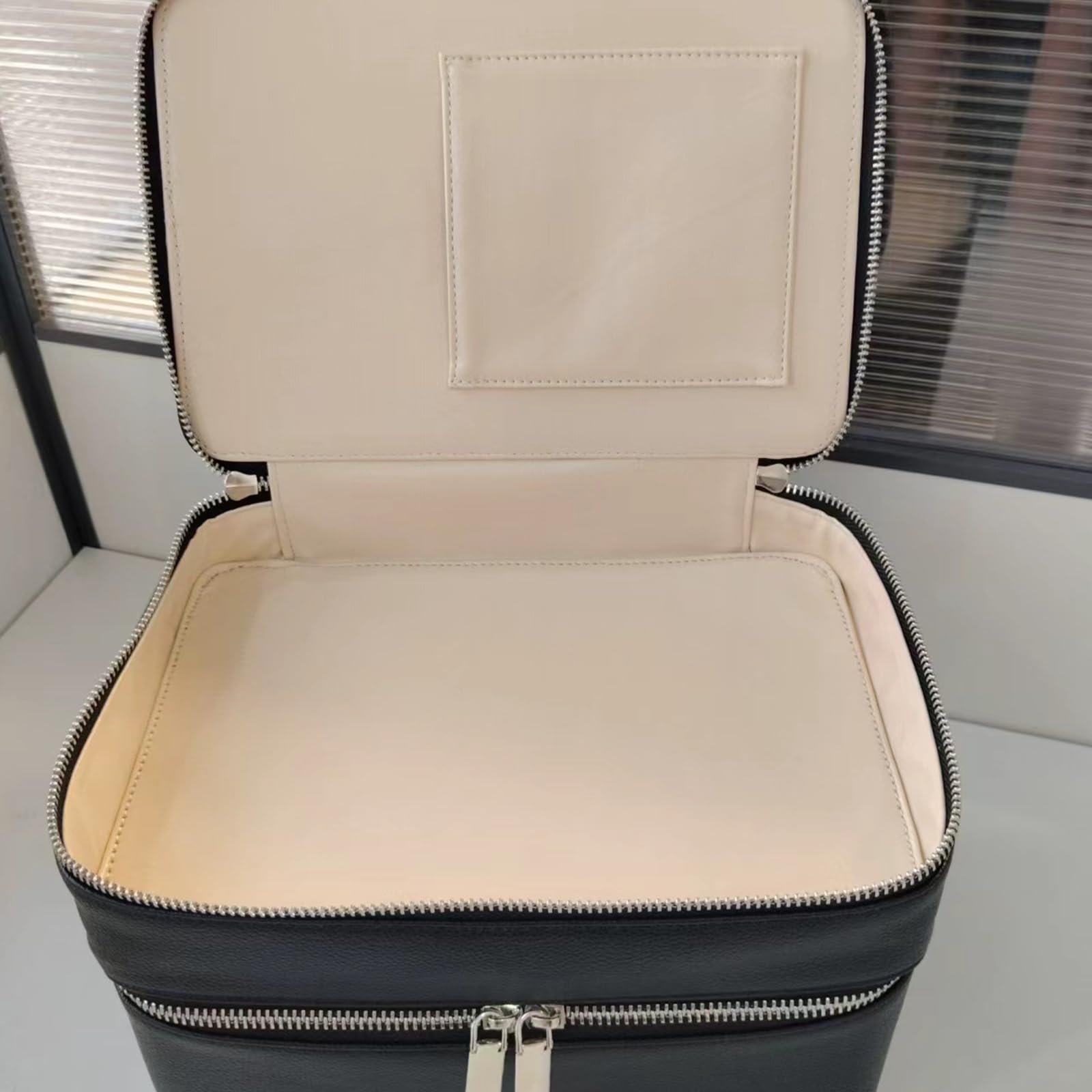 Soporte para cosméticos de viaje de PU, moderno, con áreas separadas para cepillos y artículos diarios, caja de maquillaje de carcasa