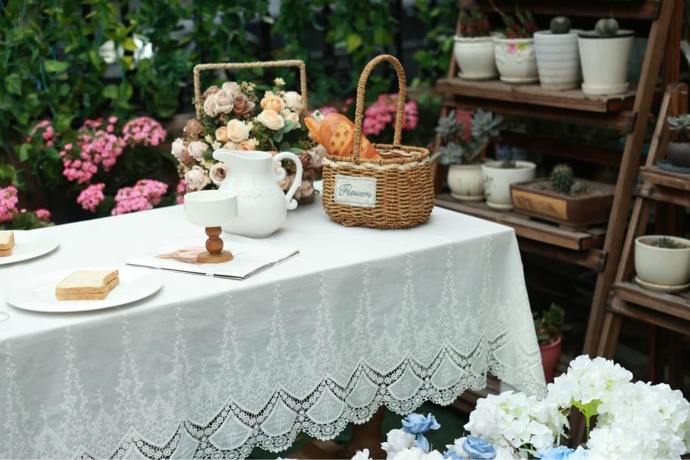 Devola Tischdecke Baumwolle Weiß Tischwäsche mit Spitzenoptik Rechteckige Tischdecken Tischtuch mit Blumen, Französische Rustikale Bestickte Tischdecke für Hochzeit Party Bankett Empfang 260x130cm