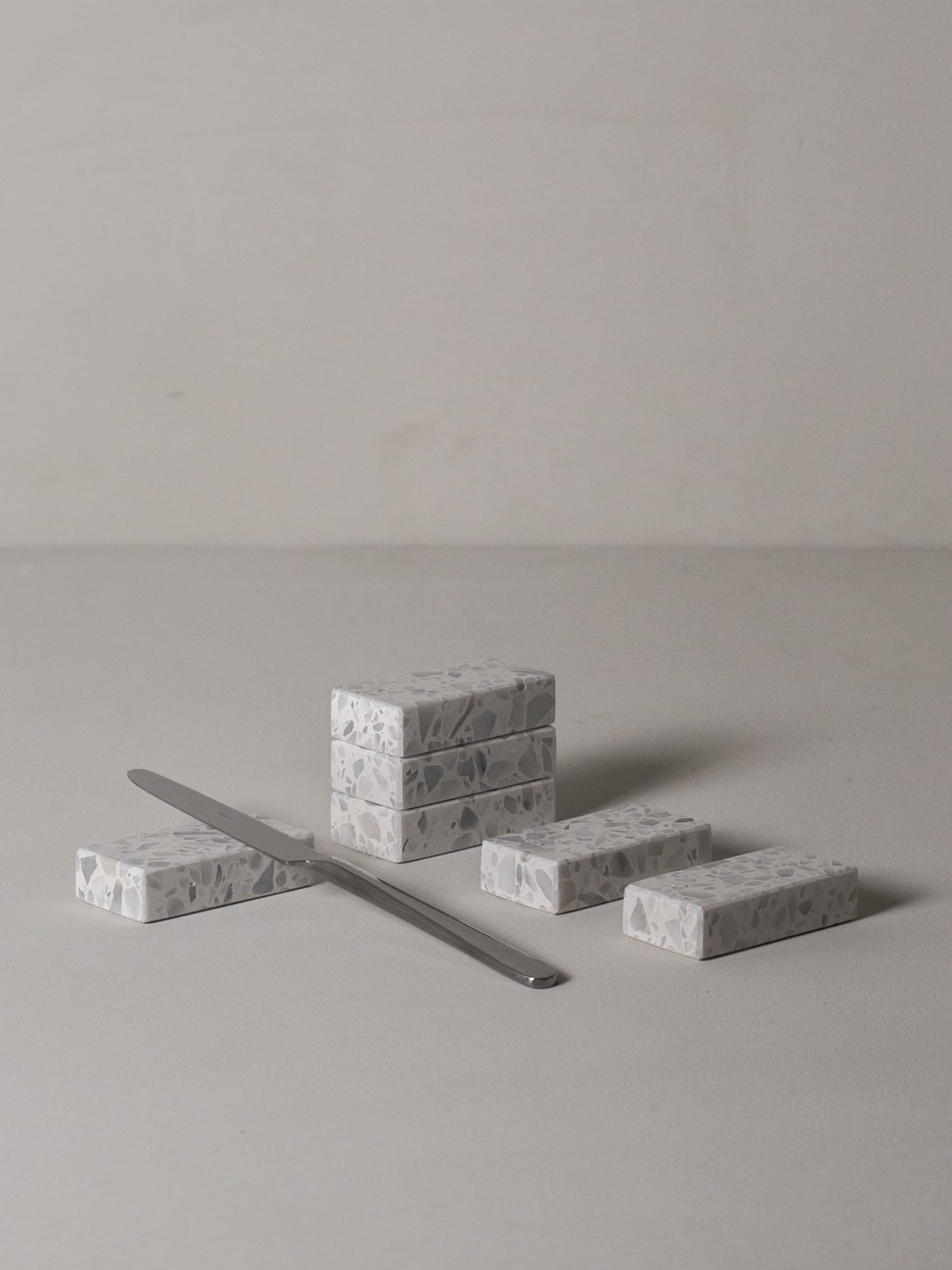 Soporte para palillos de granito de mármol – Apoyabrazos de mesa artesanal – Soporte elegante y sostenible para palillos o cubiertos – Perfecto para la Mise en Place (blanco)