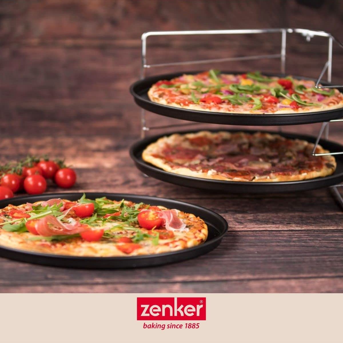 Zenker 7515 Set de cuisson pizza, 3 plaques à pizza et 1 grille four, plaque pizza, plaque de cuisson pour pizza, plat pizza four, moule pizza, Acier, Noir, 29 x 1,5 cm