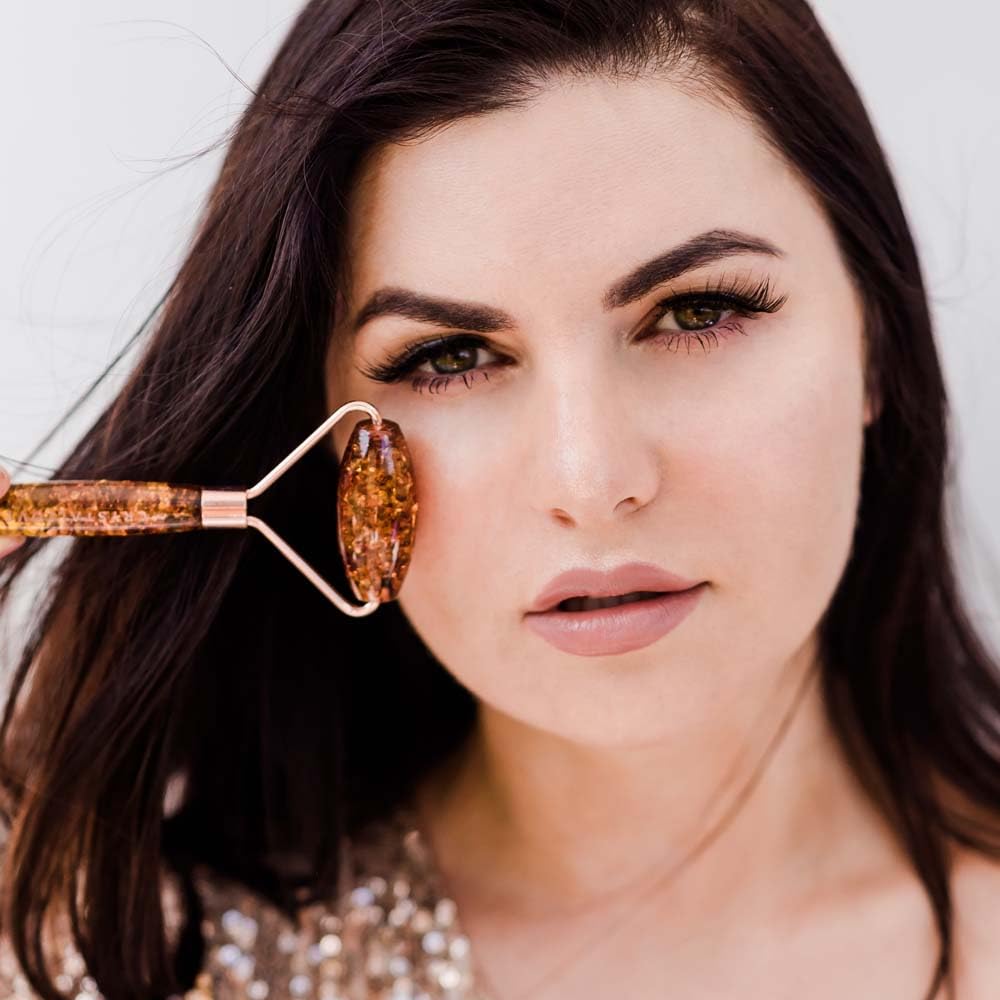 CRYSTALLOVE Gesichtsroller - Anti-Aging Massageroller - Gesichtsmassagegerät mit Cognac-Motiv, Bernsteinfarben - Massagegerät - Gesichtsmassage - Roller - Massagewerkzeug