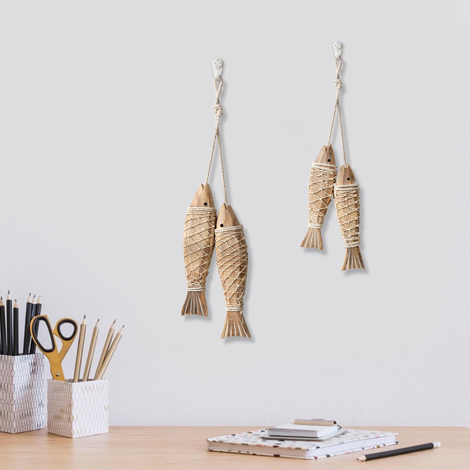 4 Holz Fische Anhänger Deko Hänger Fisch mit Schnur Hängedeko Fisch Dekoration Ornament Hängend Handgeschnitzt Wandkunst für Zuhause Innen Außen Terrasse Veranda Büro Nautische Wand (2 Klein 2 Groß)
