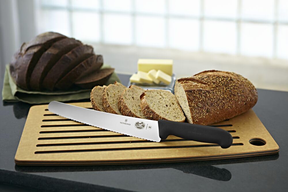 Victorinox Fibrox Konditorsäge mit Wellenschliff, Langes Küchenmesser für Kuchen und Backwaren, 26 cm, Scharf, HACCP geeignet, Rutschfest, Schwarz