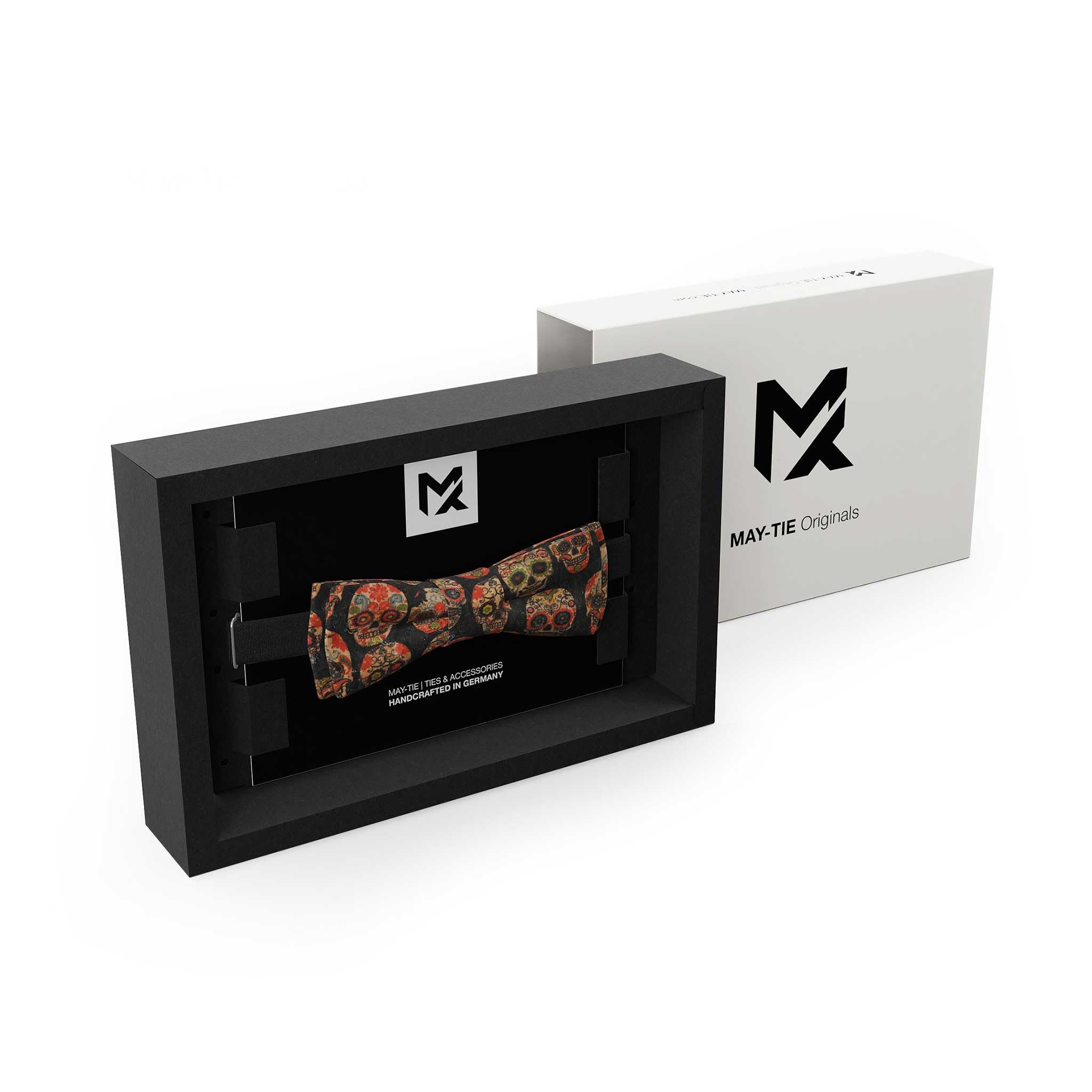 Made in Germany | Cravatta a farfalla MAY-TIE | 100% sughero | Style: Black Scull | SLIM SHAPE | legata e regolabile senza limiti con gancio di fissaggio | Uomo