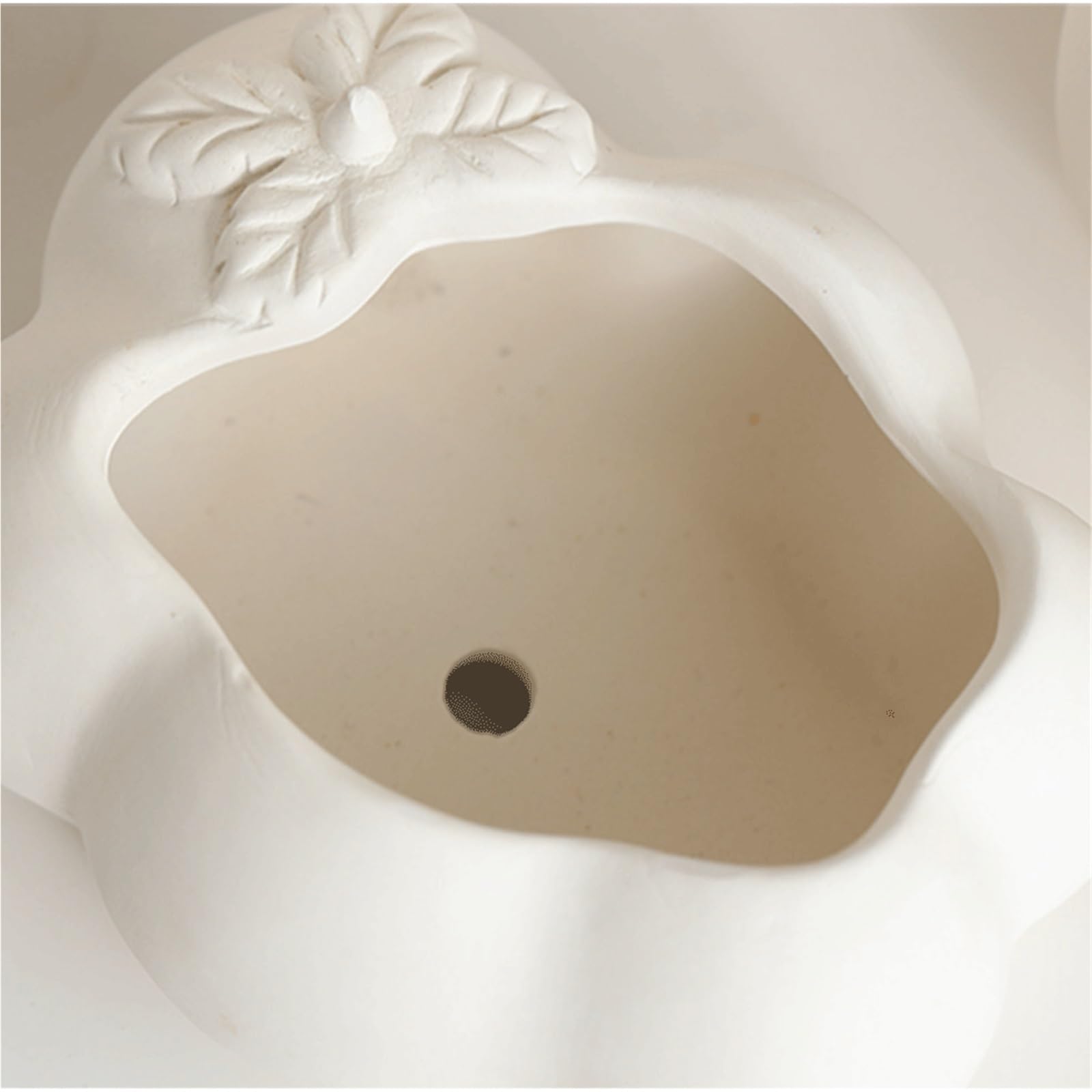 Doniczki A Plain Ceramic Flower Pot Made Of White Clay, Featuring A Marshmallow-shaped Design With Relief Patterns(Mały)