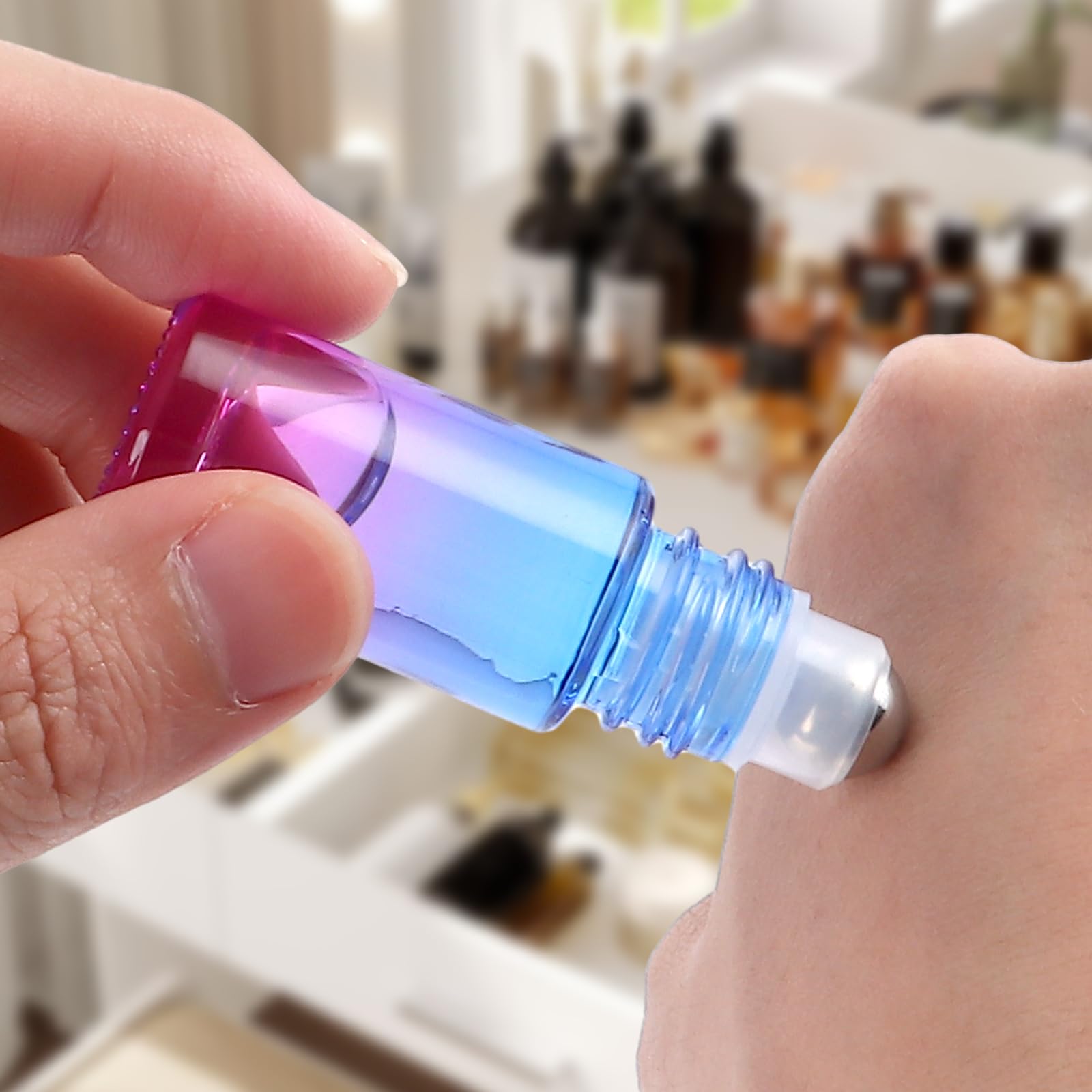 CYEER 25 sztuk butelek Roll On 5 ml, puste butelki z olejkami eterycznymi, zestaw kolorowych butelek na perfumy z kulkami ze stali nierdzewnej i akcesoriami do samodzielnego aromaterapii, torebki i