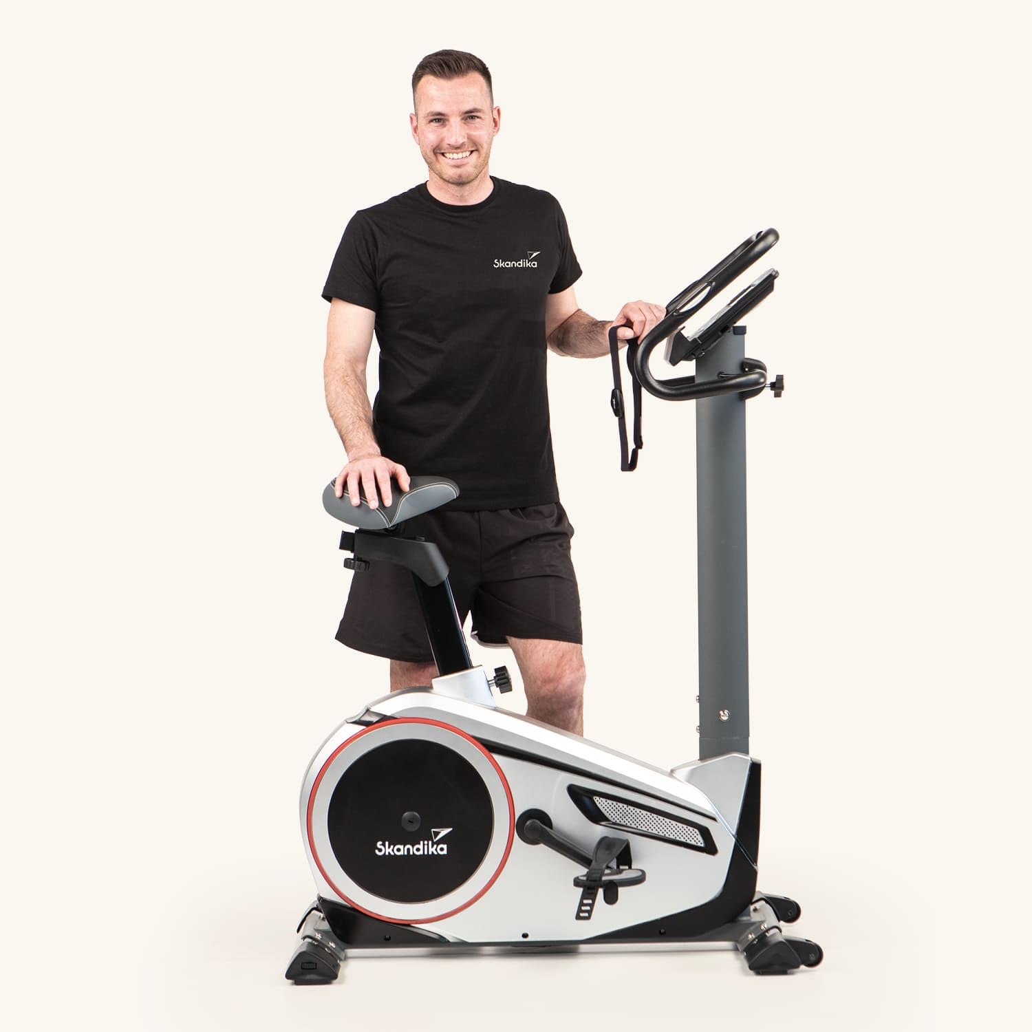 Skandika Ergometro Morpheus | home trainer, sistema di massa volanica da 12 kg, 32 livelli, 24 programmi, applicazione compatibile con Kinomap, cintura per la frequenza cardiaca, supporto per tablet, fino a 150 kg
