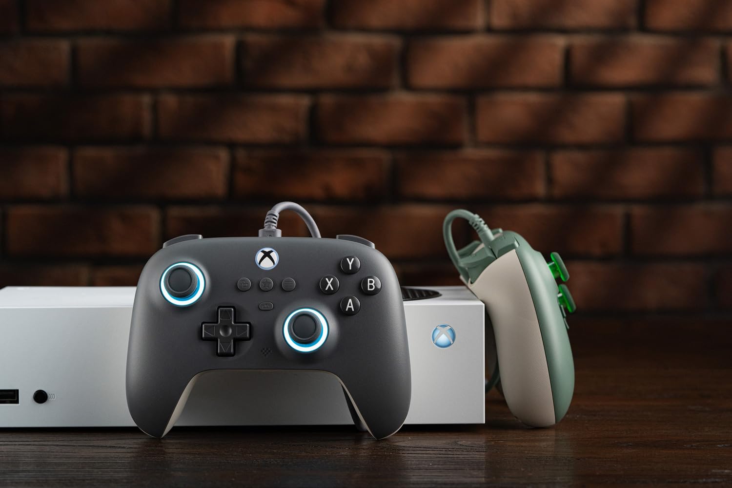 8Bitdo Ultimate C Manette filaire à effet Hall avec anneau lumineux RVB, prise audio 3,5 mm pour Xbox Series X, S, Xbox One, Windows 10/11 – Sous licence officielle (gris foncé)