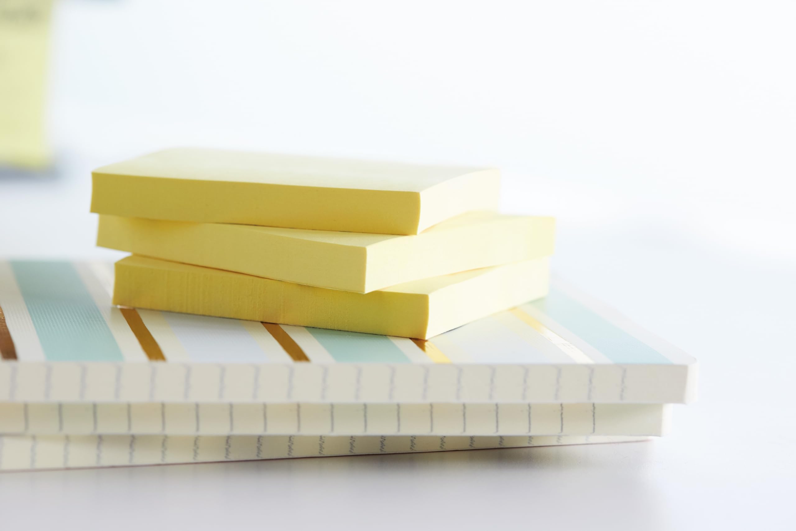 Post-it Notes Autocollantes, Recyclés - 16 Blocs, 100 Feuilles par Bloc, 76 mm x 76 mm - Feuillets Adhésifs pour Prise de Notes, Listes de Tâches et Rappels, Fabriqués à partir de Papier 100% Recyclé