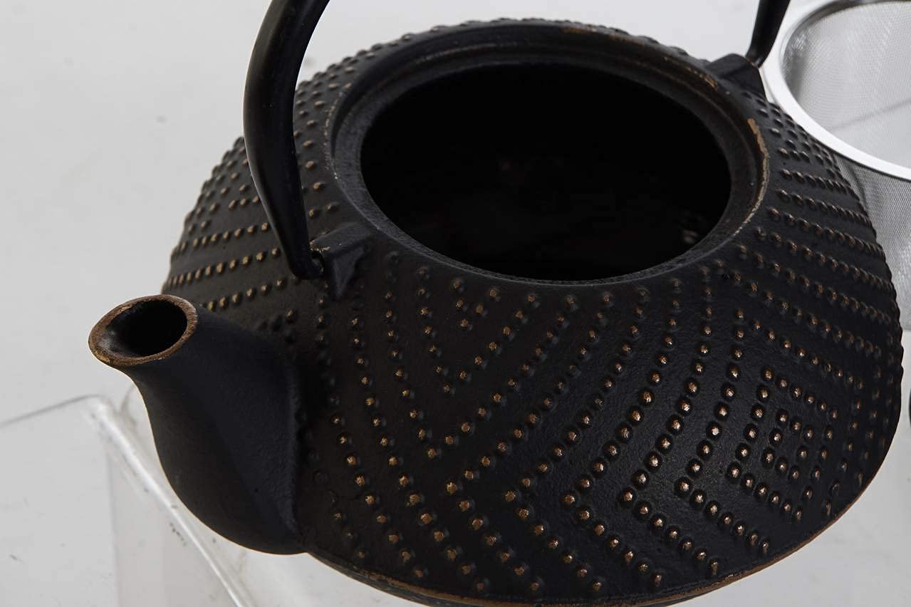 Tetera de hierro fundido negro y dorado con cesta inoxidable, acompañada de sus 2 tazas de té.