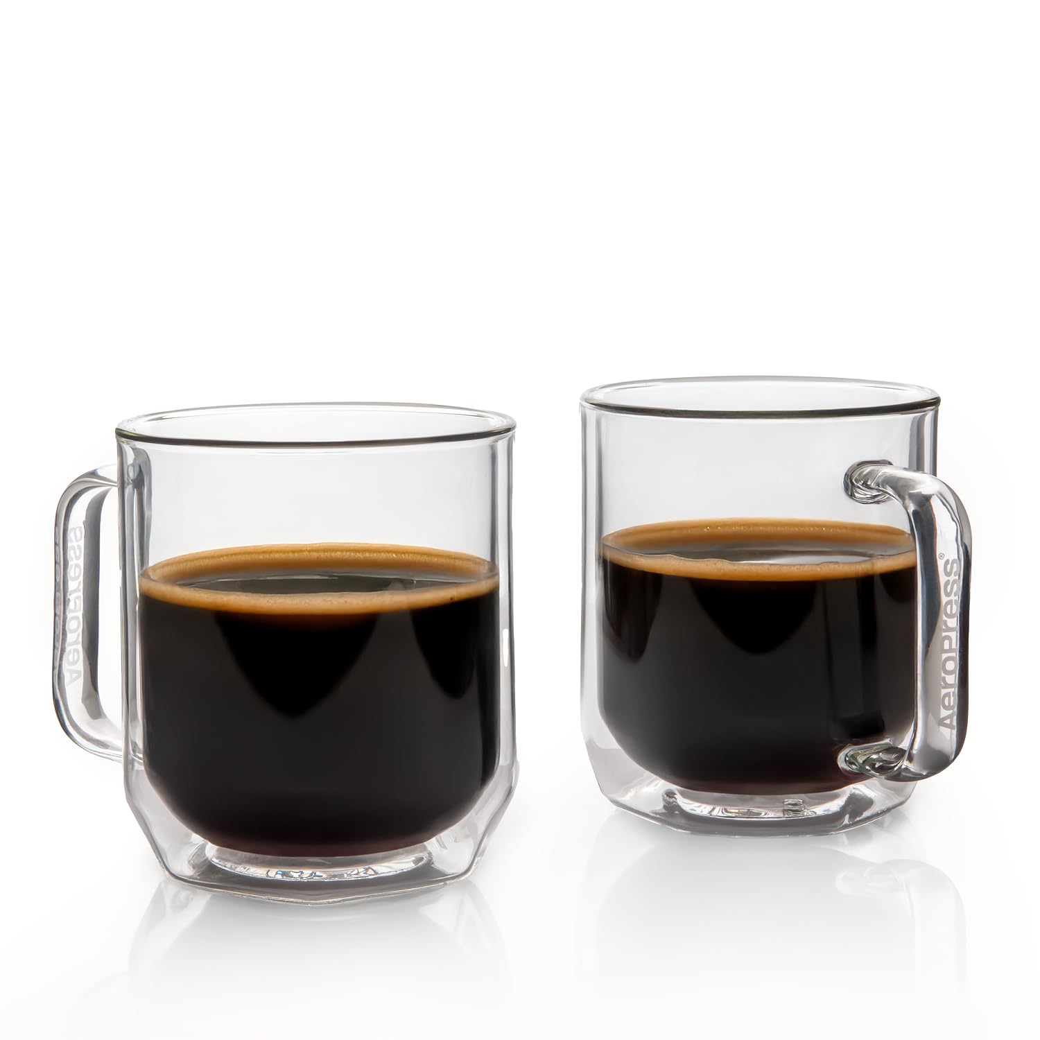 AeroPress Doppelwandige Kaffeetassen aus Borosilikatglas. Kristallklare Tassen mit Griffen, breiter Basis, extra dickem Glas – entwickelt für Standard Kaffeebereiter – 350 ml, 2er-Set