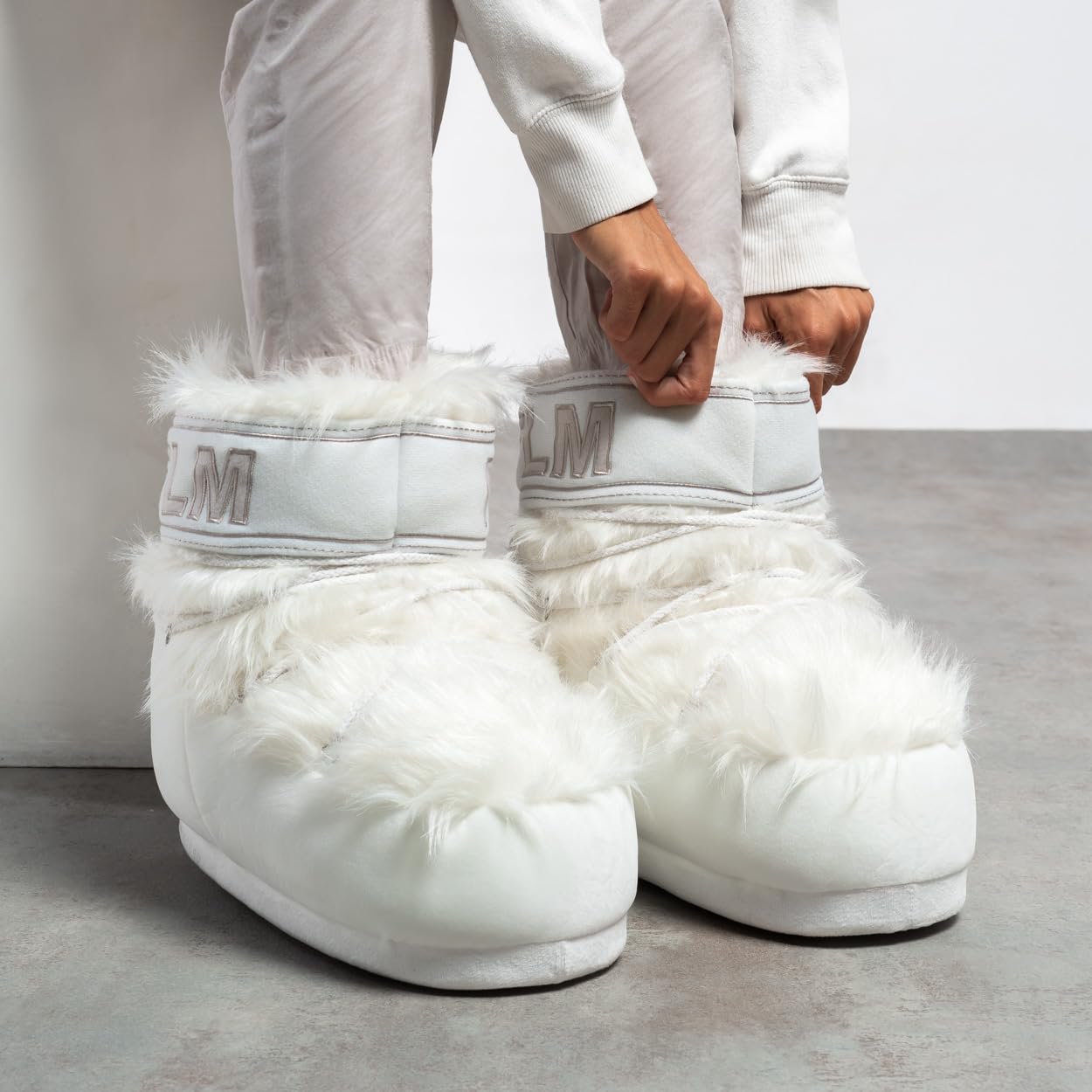 Flamingueo Sneaker Hausschuhe - Lustige Plüsch Pantoffeln für Damen und Herren, Eine Größe