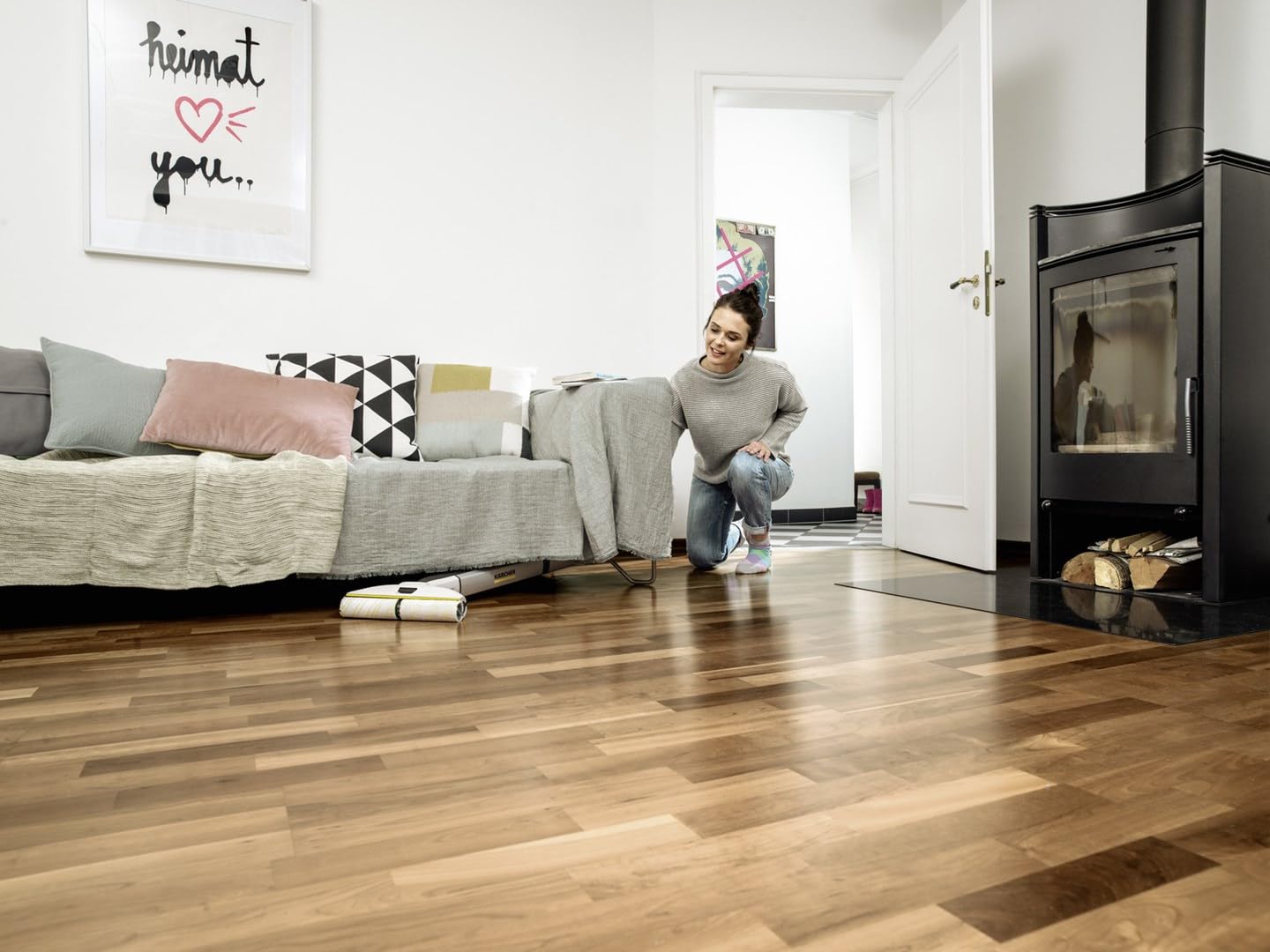 KÄRCHER Elektrischer Wischmopp EWM 2, kabelloser Bodenreiniger mit 2 rotierenden Mikrofaserwalzen, Akkulaufzeit: ca. 20 min, Flächenleistung pro Akkuladung: ca. 60 m², Weiß