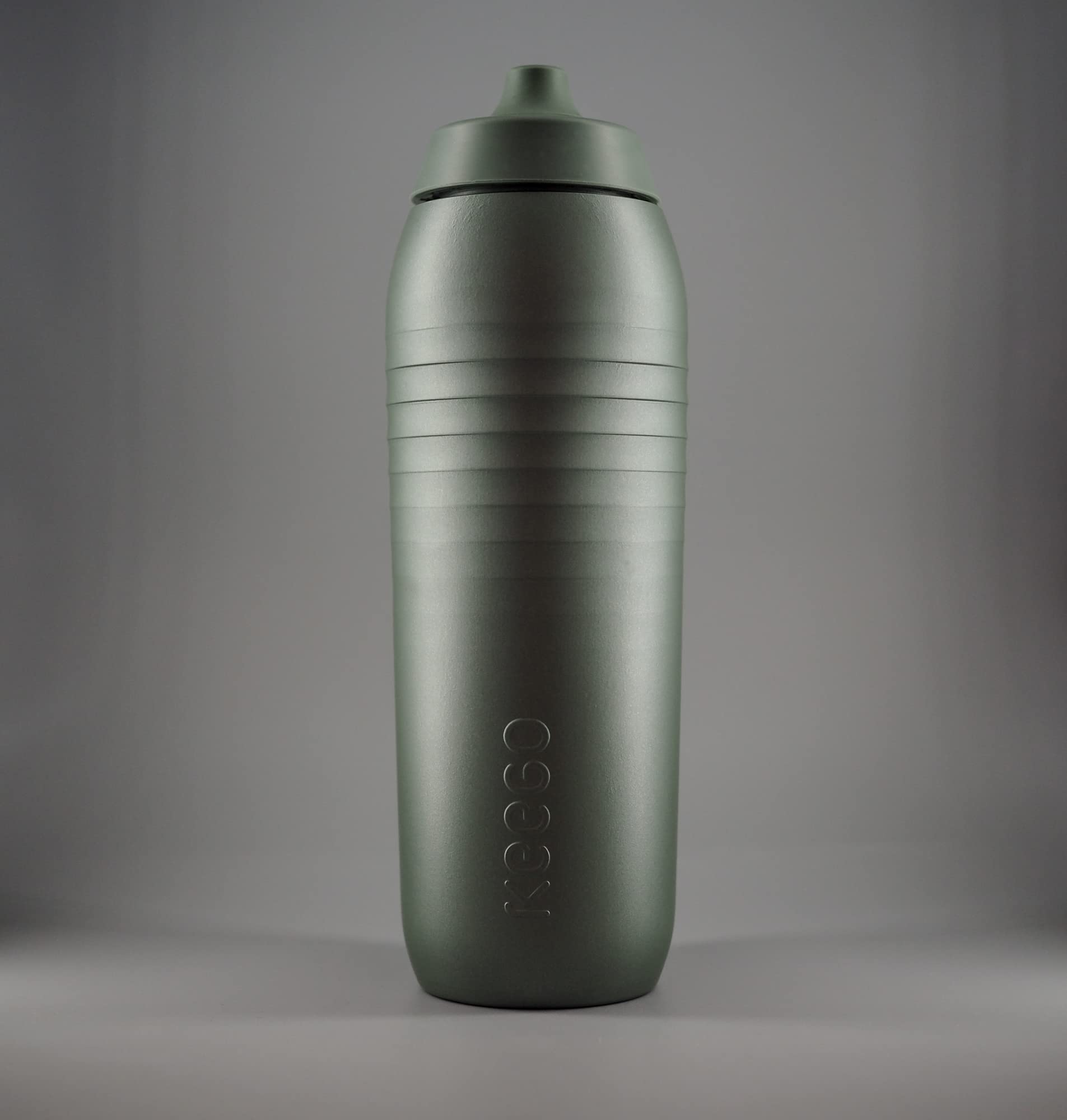 KEEGO | Die Evolution der Sportflasche | Elastisches Titan | Schützt vor Plastik im Wasser | Leicht und quetschbar | reiner Geschmack | einfache Reinigung (Gravel Green 750ml)