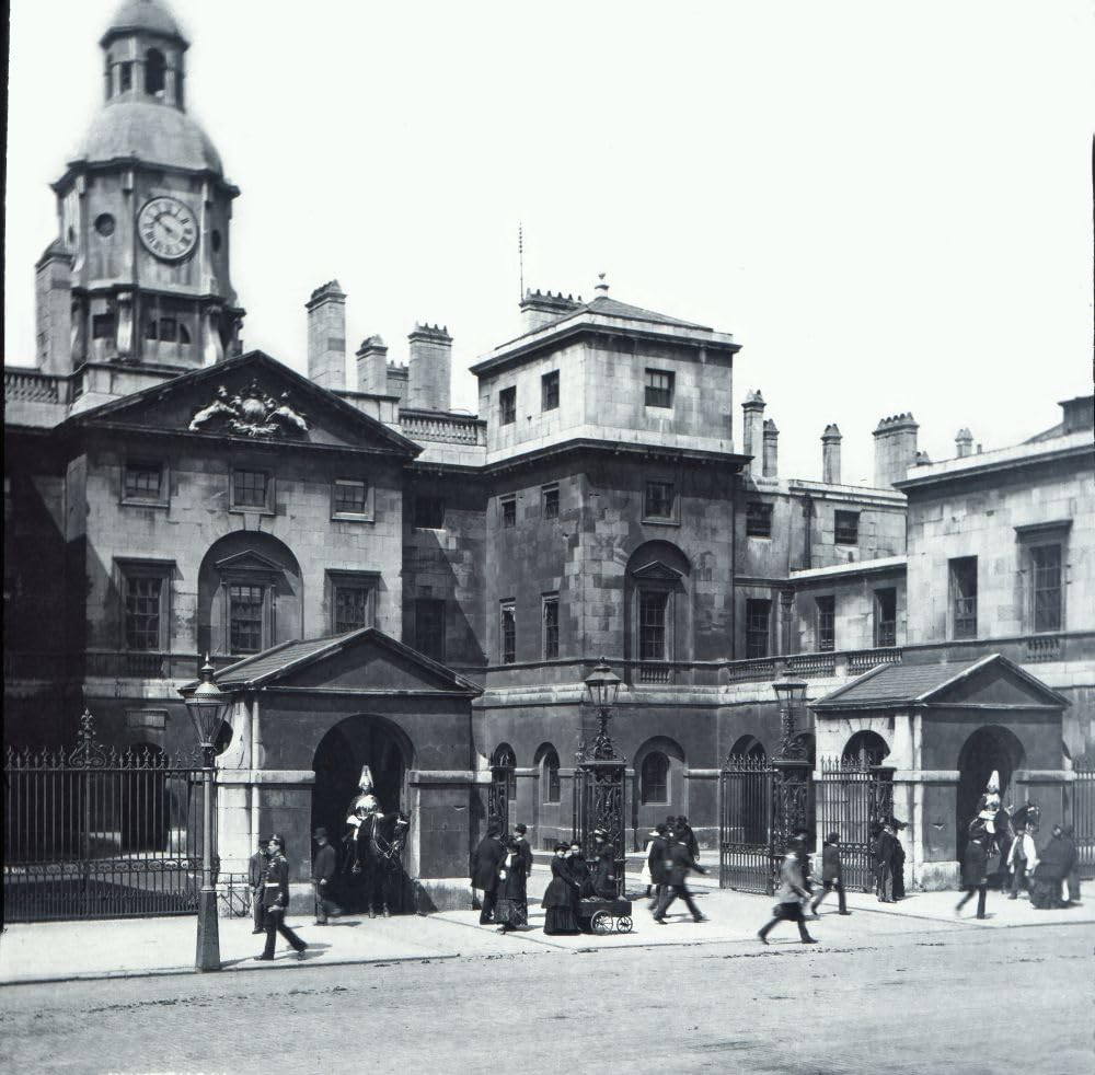 Magiczna latarnia zjeżdżalnia około 1880 roku. Wiktoriański/edwardiański. Historia społeczna. Zestaw slajdów: Strażnicy koni wzniesiony w 1753 roku. Biura naczelnego dowódcy oraz innych urzędników
