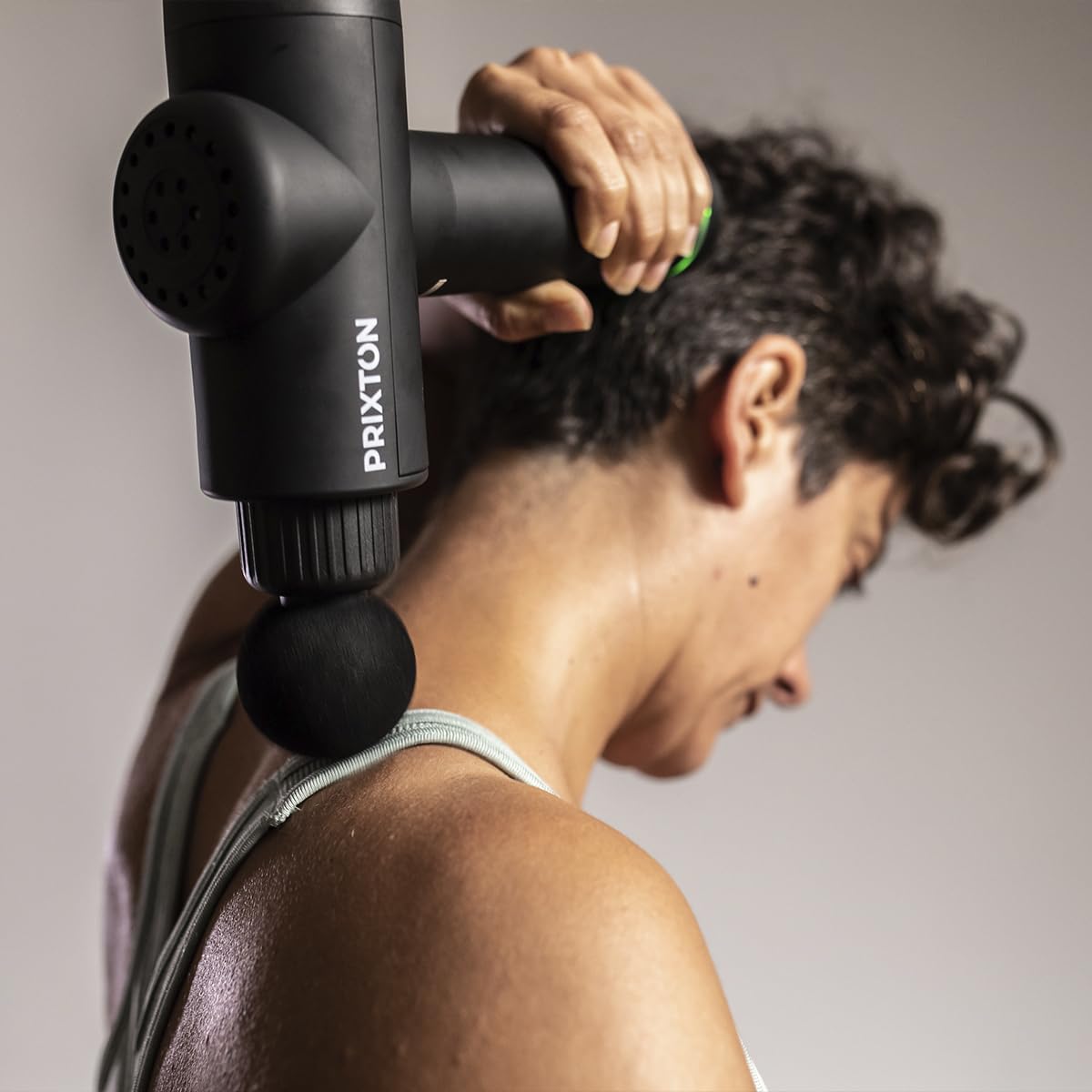PRIXTON Pistola Masajeadora Xtreme MGF200 para Masaje Muscular Fitness y Terapia Física, 30 Velocidades, 6 Cabezales, 3300 rpm, Potencia 45W, Diseño Inalámbrico y Ligero, Funda y Maletín Incluido