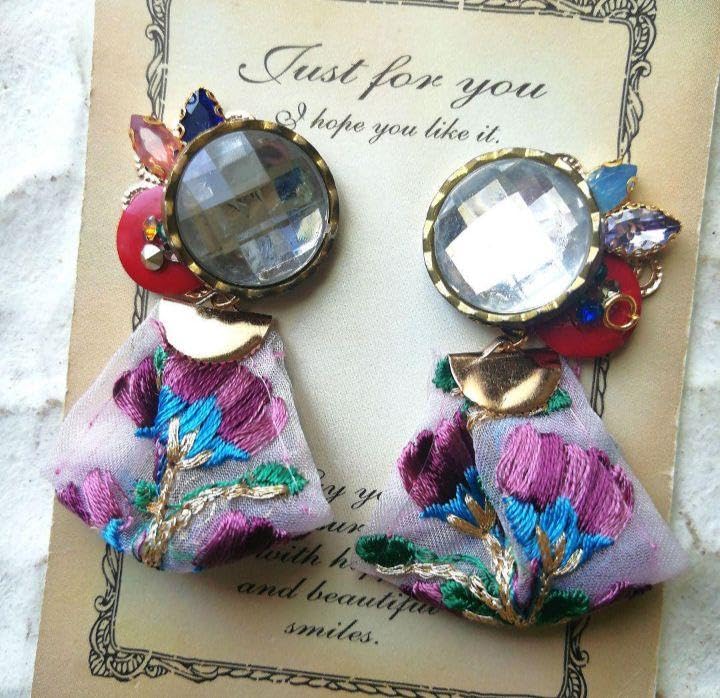 紫　花　ビジュー　ボタン　刺繍リボン　イヤリング　ピアス　ヴィンテージ　赤 Amazon.co.jp: 紫 花 ビジュー ボタン 刺繍リボン イヤリング ピアス