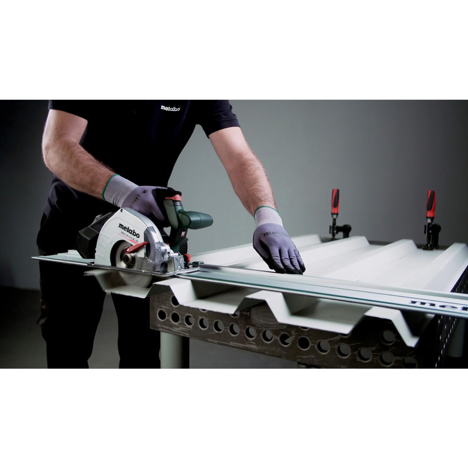 Metabo MKS 18 LTX BL 58 ręczna pilarka tarczowa – w zestawie metaBOX 340 (napięcie akumulatora 18 V, głębokość cięcia 0 – 58 mm, waga 2,8 kg, prędkość obrotowa biegu jałowego 3600/min) 600773840