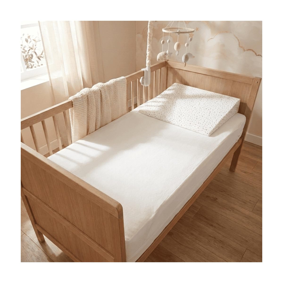 P'TIT LIT Pack Sommeil Bébé 3-en-1 - Matelas 60x120x10 cm Réversible - Plan Incliné Déhoussable Étoiles Dorées - Protège-Matelas en Molleton Doux - Déhoussable - Certifié Oeko-Tex & Certipur