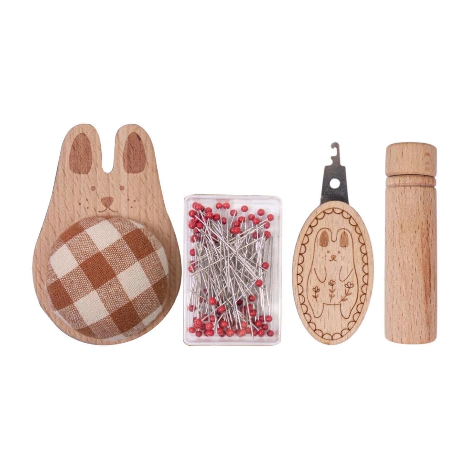 Almohadilla para alfileres de madera y costura artesanal con diseño de conejo