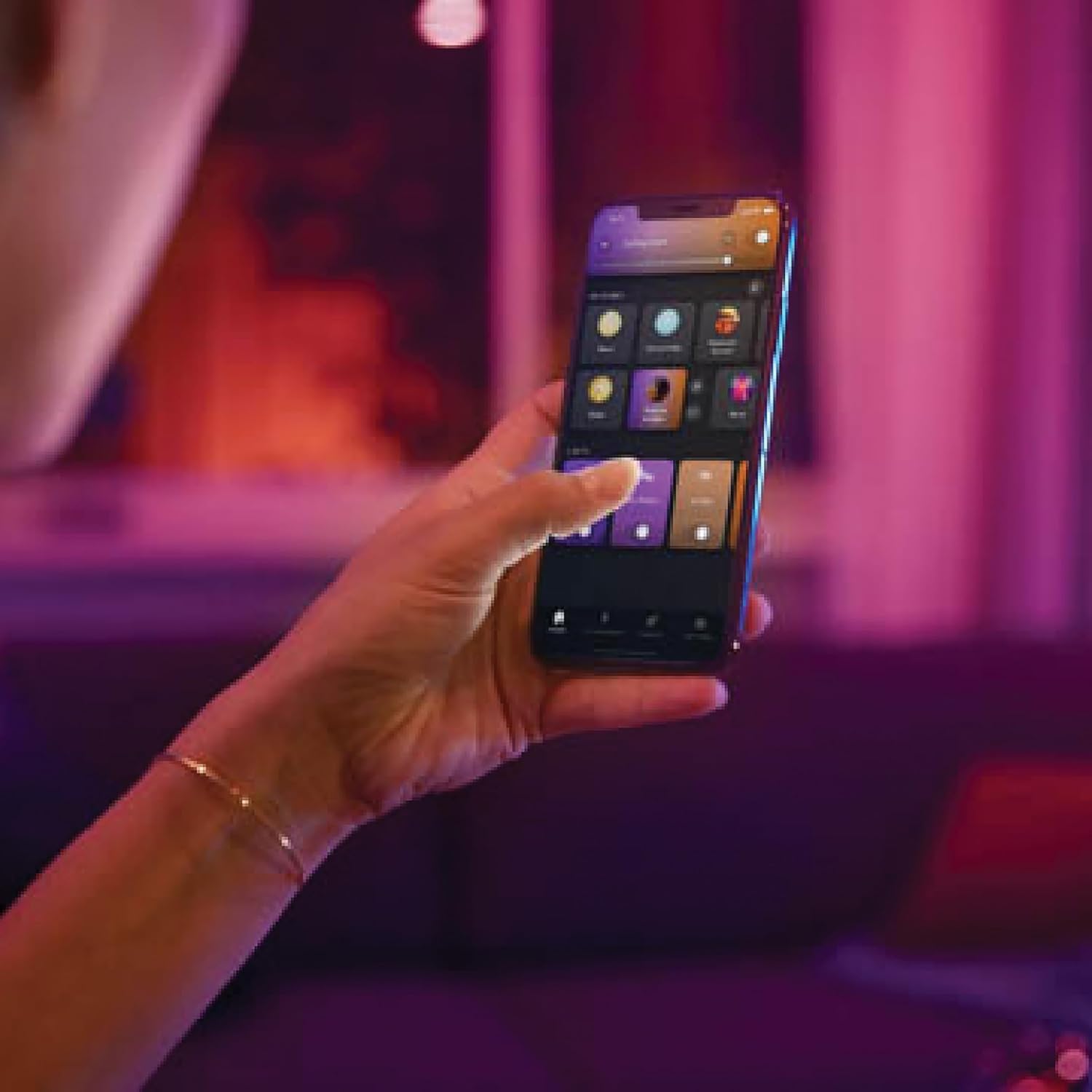 Philips Hue Argenta White & Color Ambiance Lampada da soffitto con tre faretti, faretti LED dimmerabili per il sistema Hue, controllo intelligente della luce tramite voce e app, bianco.