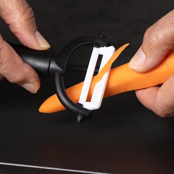 com-four 3 x Peeler with Ceramic Blade for Fruit and Vegetables - Especially Sharp Universal Peeler - Rustproof Peeler - Peeler with Ceramic Pendulum Blade (Pack of 3 Black)