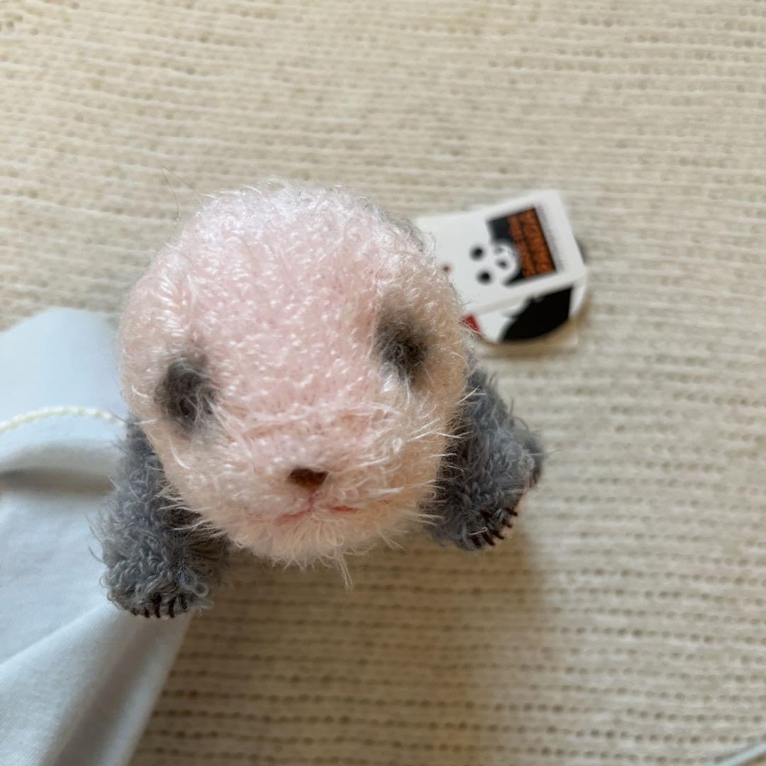 上野動物園パンダぬいぐるみ赤ちゃんパンダぬいぐるみ 上野動物園で生まれた双子の赤ちゃんパンダがグッズに。金太郎飴との
