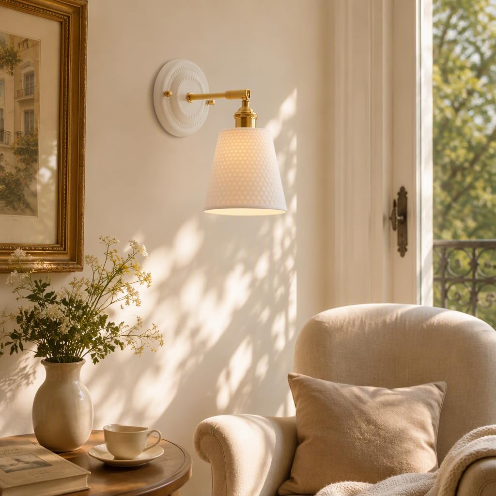 Applique da Parete in Stile Francese Vintage in Ottone con Paralume in Vetro opalino Bianco a Coste, Lampada Dorata per Camera da Letto, cameretta dei Bambini, Soggiorno, Veranda e Ingresso.