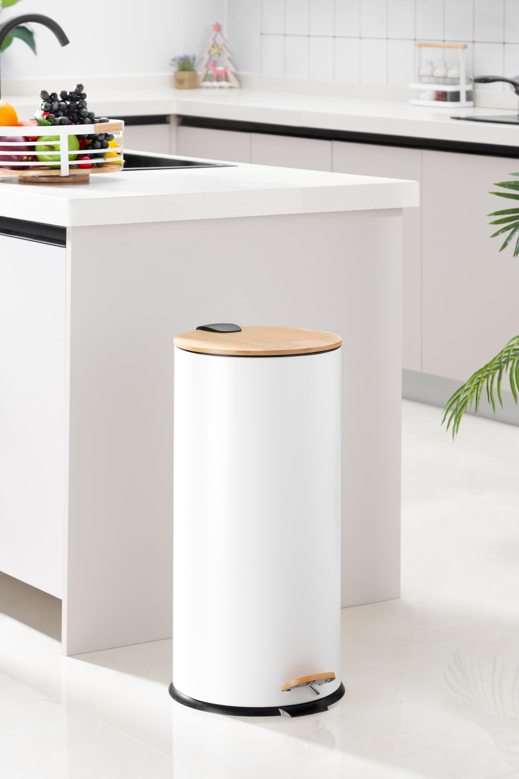 ECHTWERK cubo de pedal Skandi Look, cubo de basura, cubo de desperdicios, cuerpo robusto de hierro con tapa de bambú, función de cierre suave, blanco, capacidad 30 litros