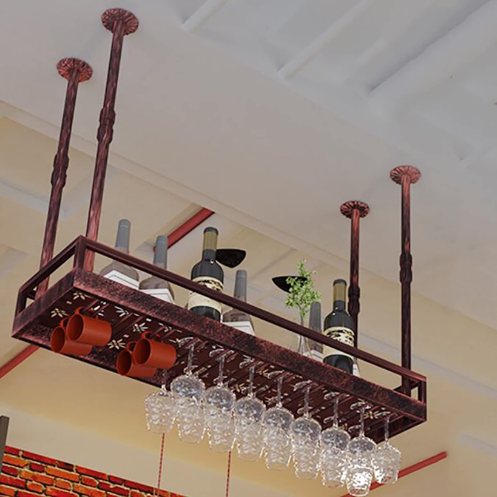 Casier à vin en métal au plafond pour libérer l'espace et ranger vos verres suspendus