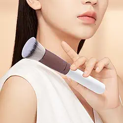 Pincel de base Kabuki de topo plano premium para líquido e creme – Pincel de maquiagem para cobertura total, mistura e acabamento polido (cor café)