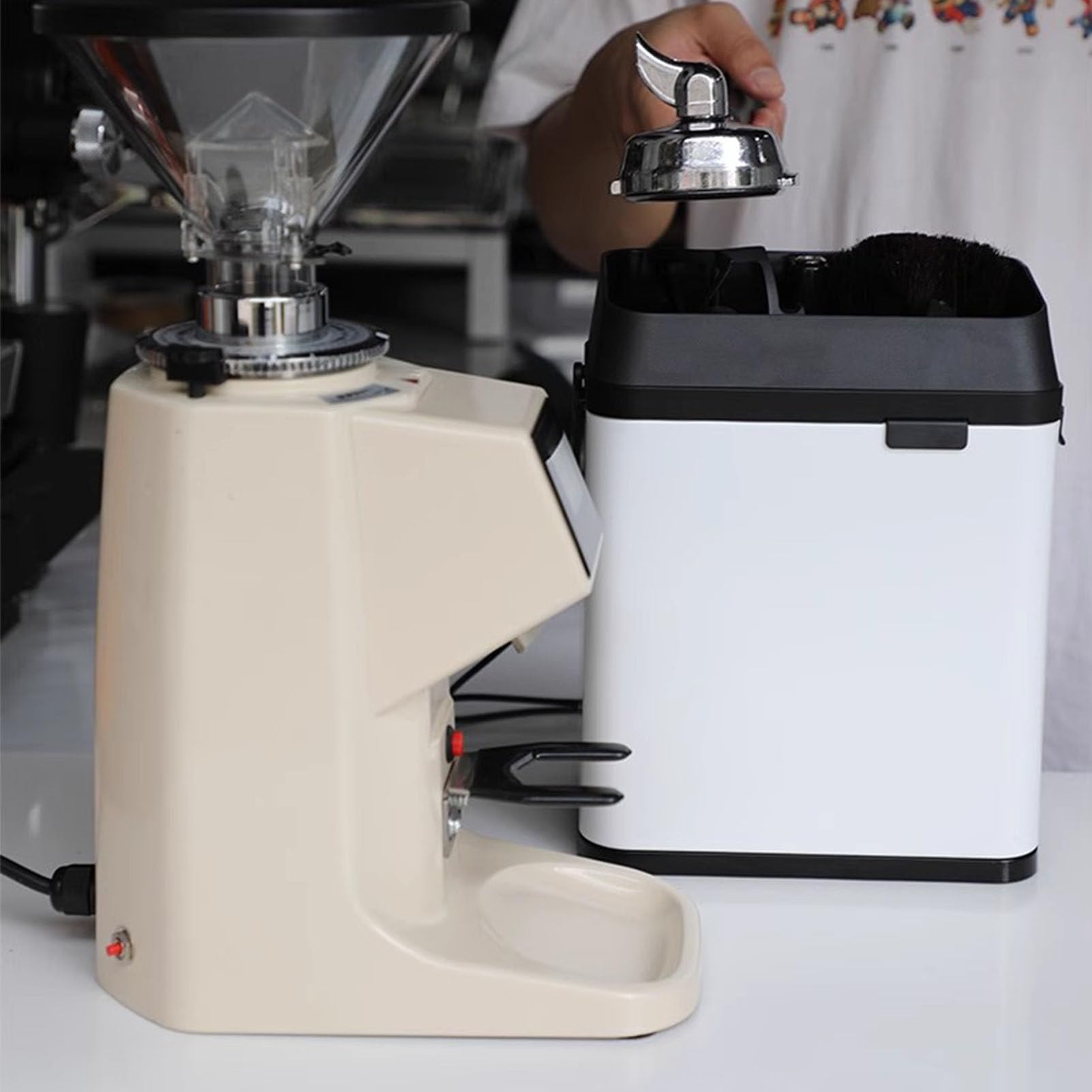 Limpiador comercial de portafiltros de café, máquina de limpieza de portafiltros eléctrica Limpiador de portafiltros de café, con 2 raspadores y 1 cabezal de cepillo para el hogar, restaurante
