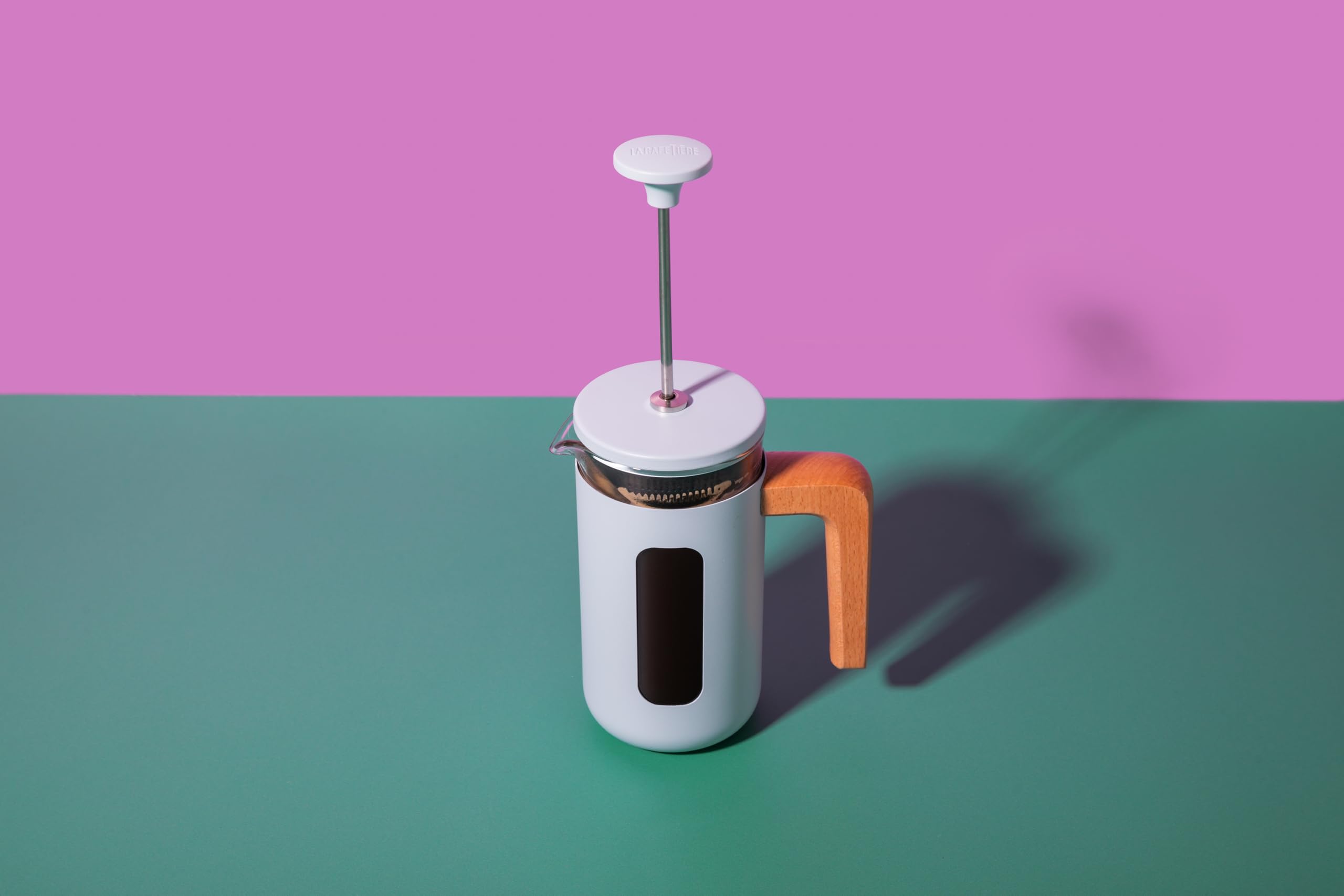 La cafetière pisa 3 cup cafetière in sky blue, wytrzymała rama i tłok ze stali nierdzewnej, żaroodporna praska francuska ze stylowym uchwytem z naturalnego drewna